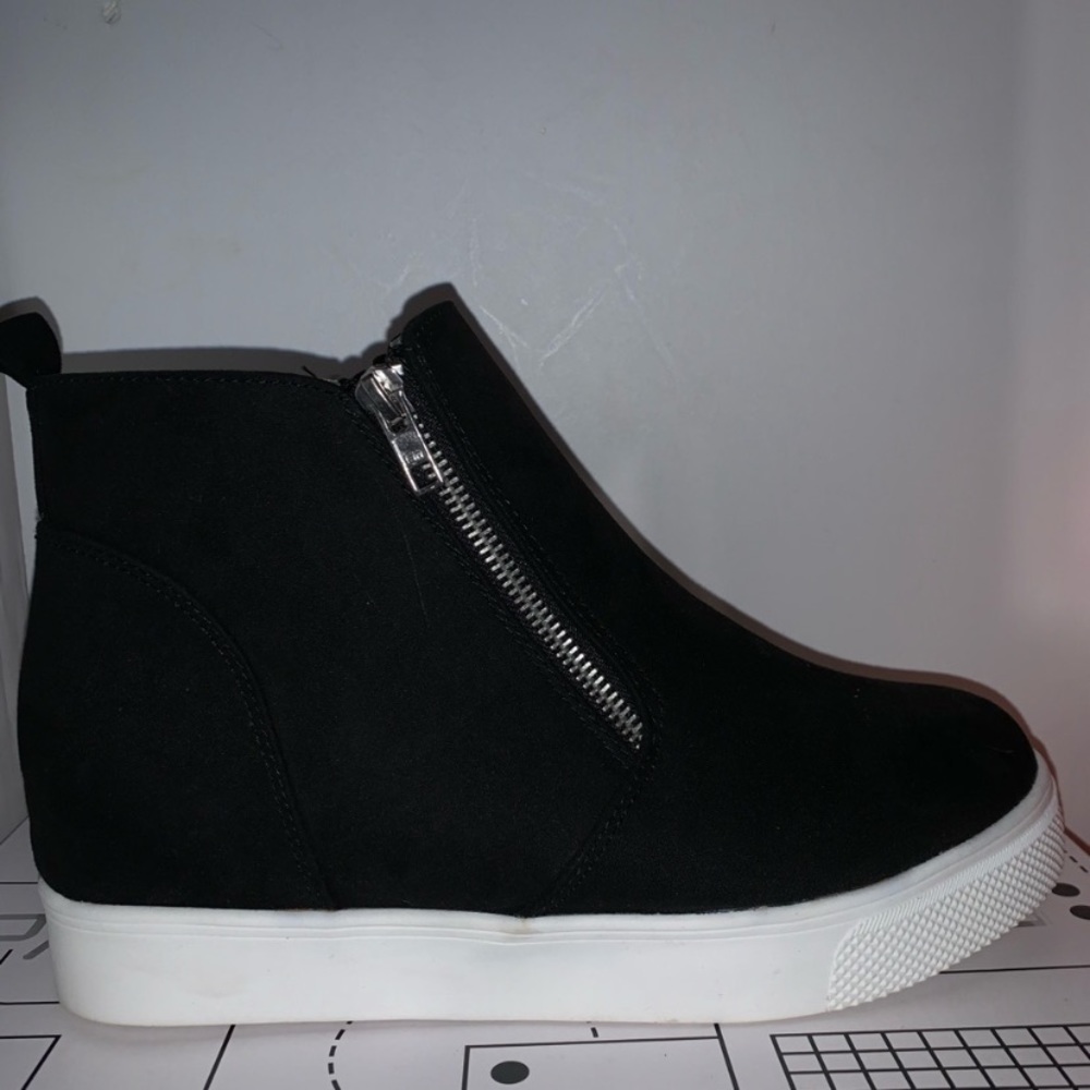 Black wedges